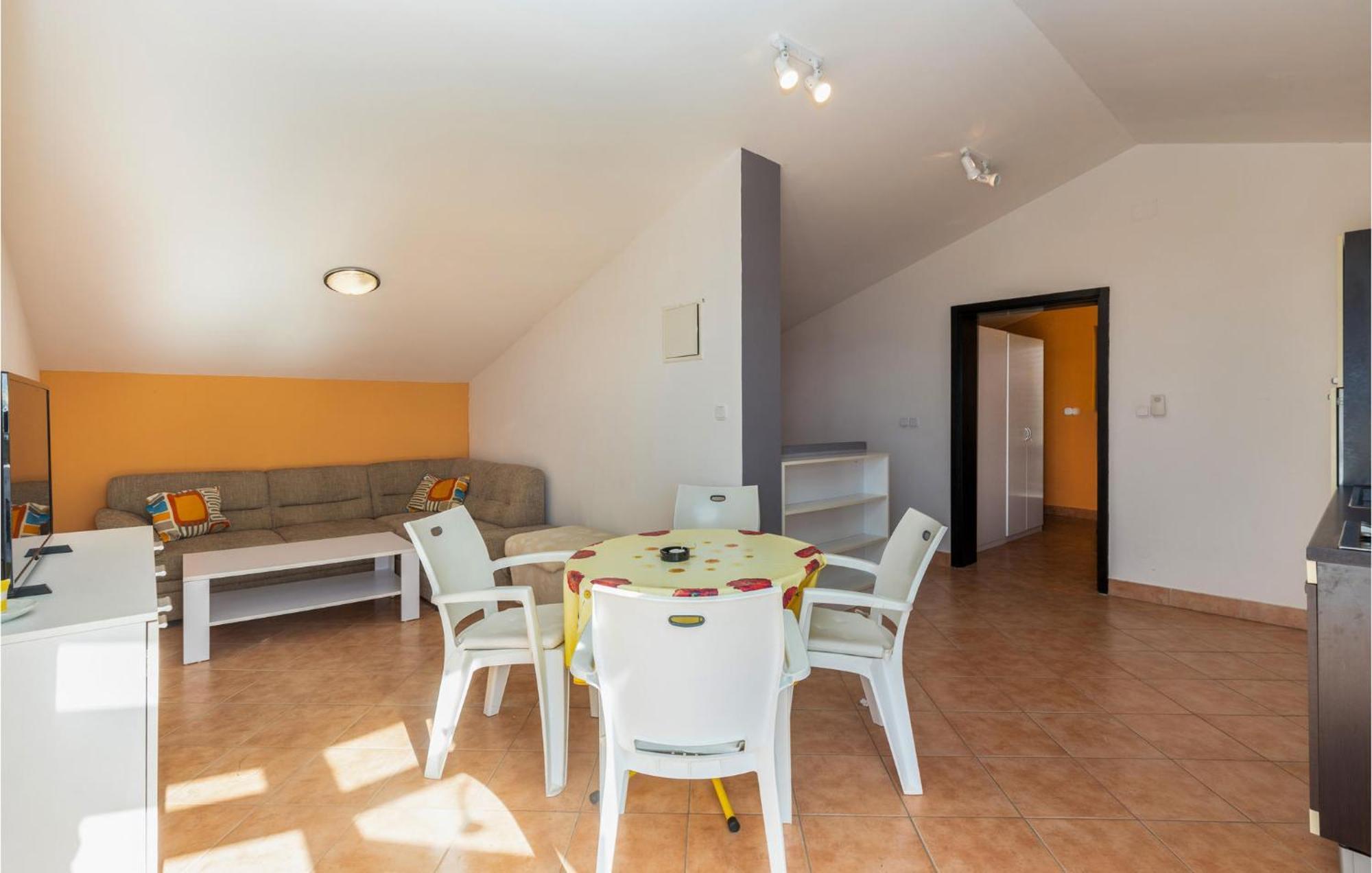 1 Bedroom Cozy Apartment In Jadranovo Exteriör bild