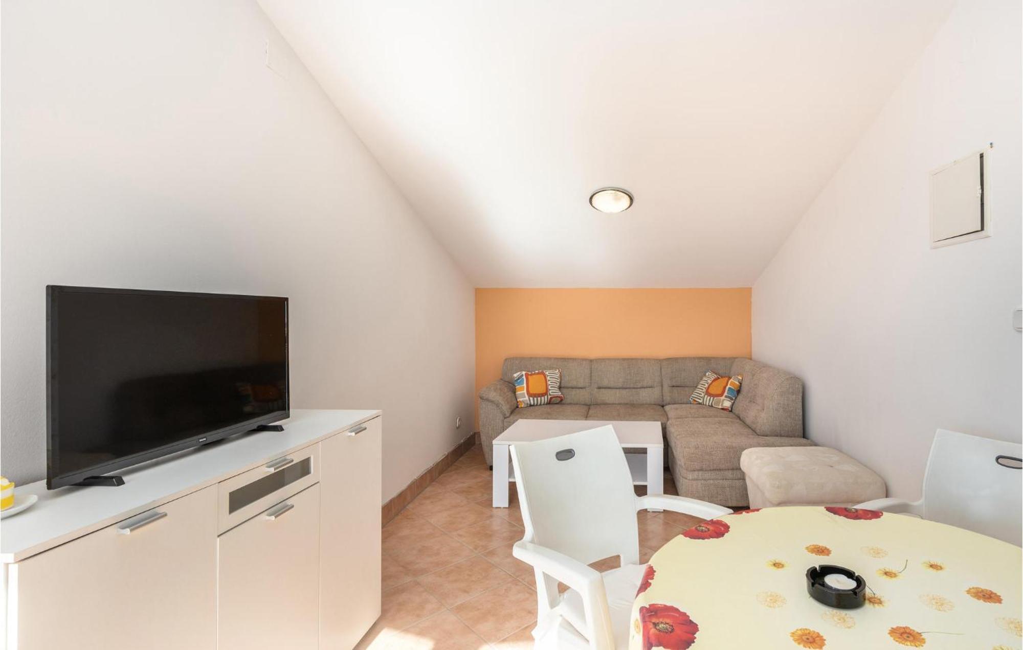1 Bedroom Cozy Apartment In Jadranovo Exteriör bild